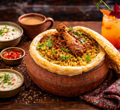 Matka Dum Biryani auf Holztisch