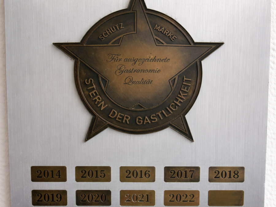 Stern der Gastlichkeit Tafel im GURU Restaurant