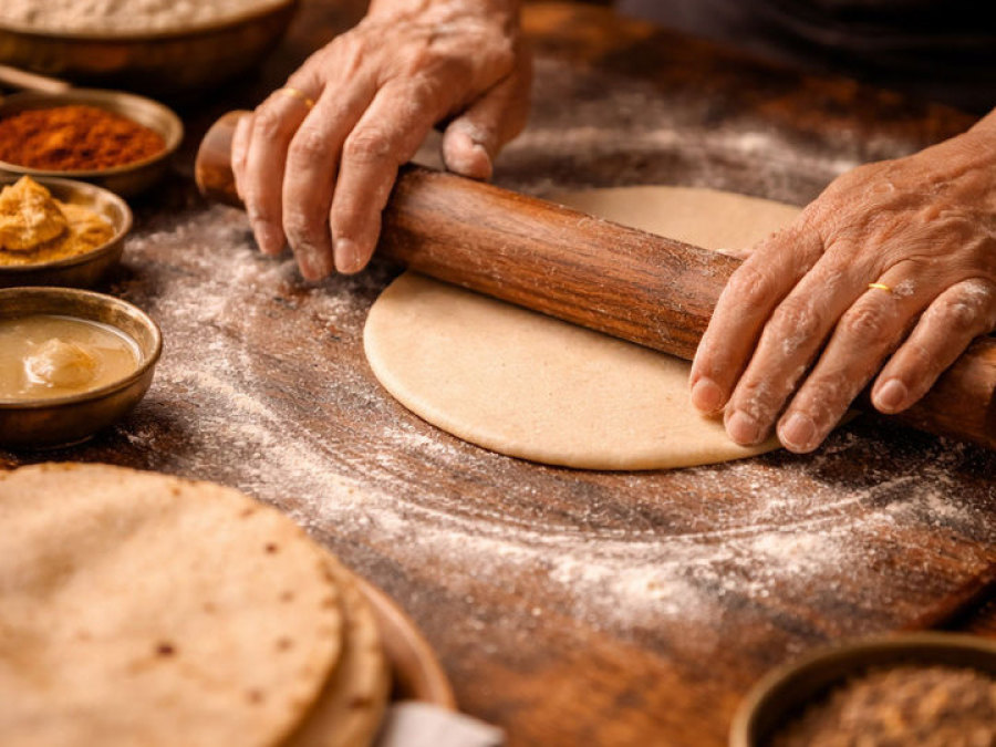 Koch bereitet Chapati vor